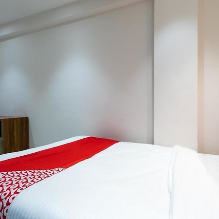 Hôtel Oyo 29585 The Cliff à Indore Extérieur photo