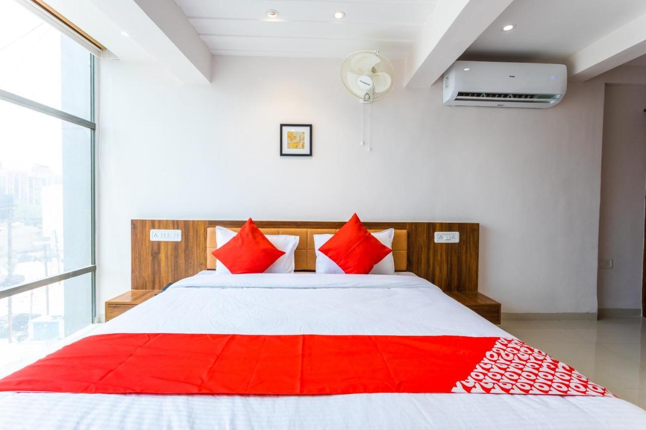 Hôtel Oyo 29585 The Cliff à Indore Extérieur photo