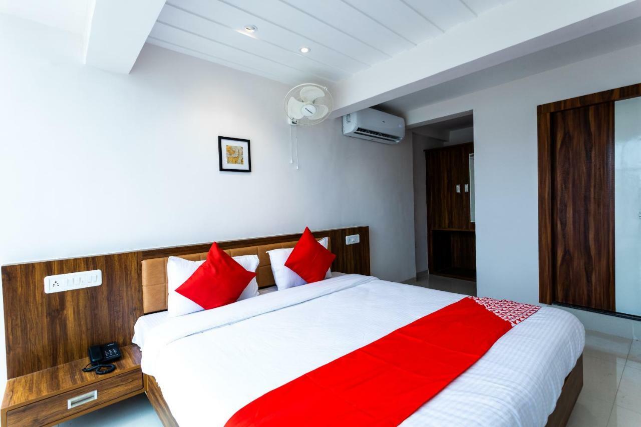 Hôtel Oyo 29585 The Cliff à Indore Extérieur photo