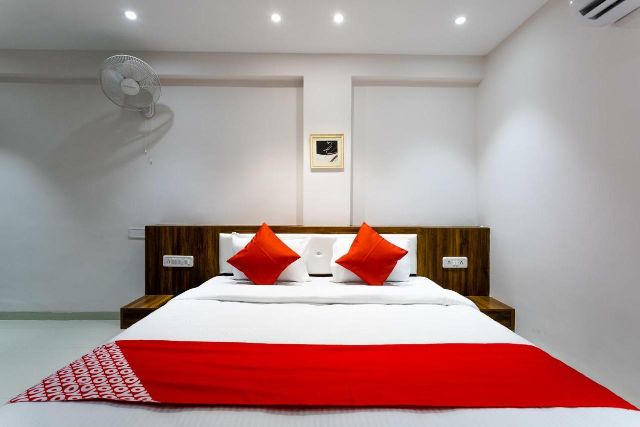 Hôtel Oyo 29585 The Cliff à Indore Extérieur photo